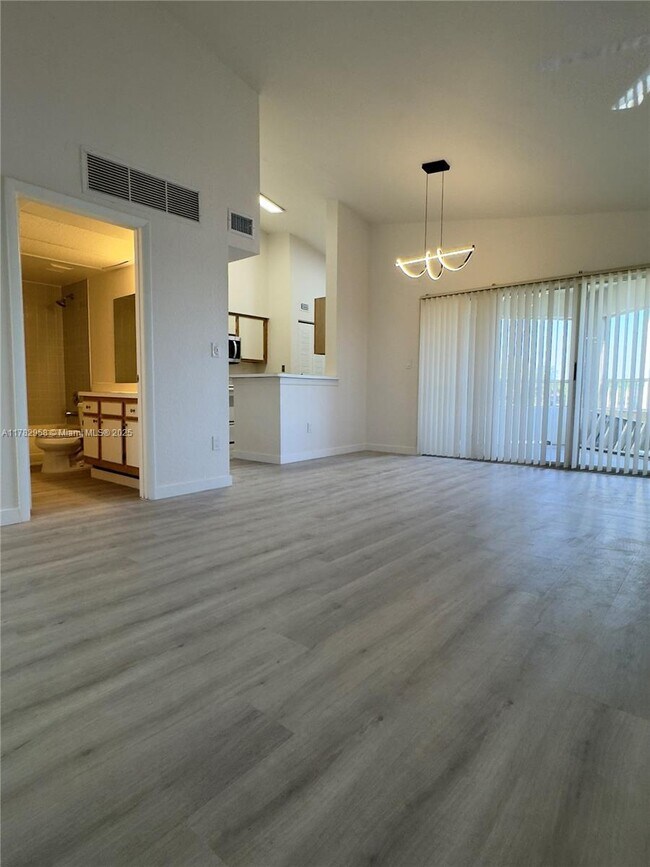 Foto del edificio - 2880 N Oakland Forest Dr