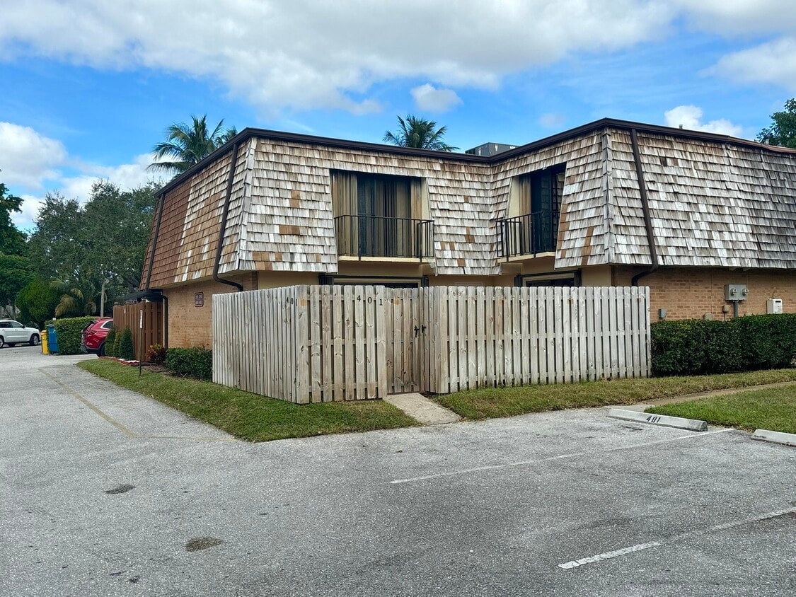 Foto principal - 401 Lake Arbor Dr