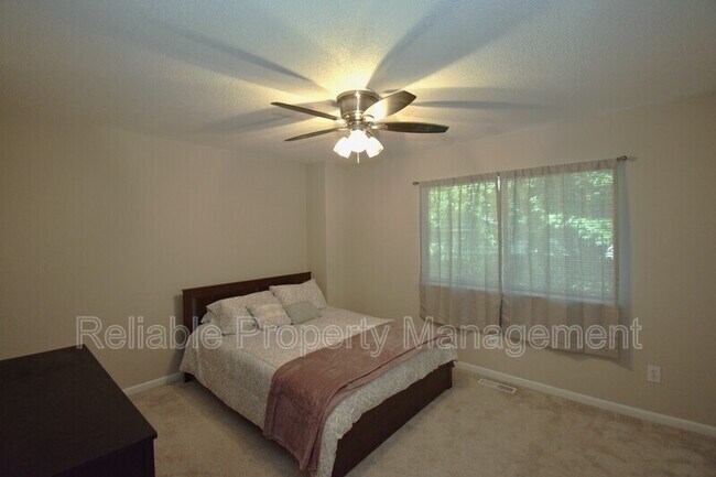 Foto del edificio - 7125 Sandy Creek Dr