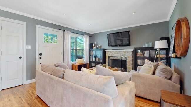 Foto del edificio - Completely remodeled 3 bedroom 2 bath near...