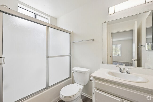2 habitaciones, 2 baños - 900 pies cuadrados - Baño principal - Campus Crossing Apartments - Northridge