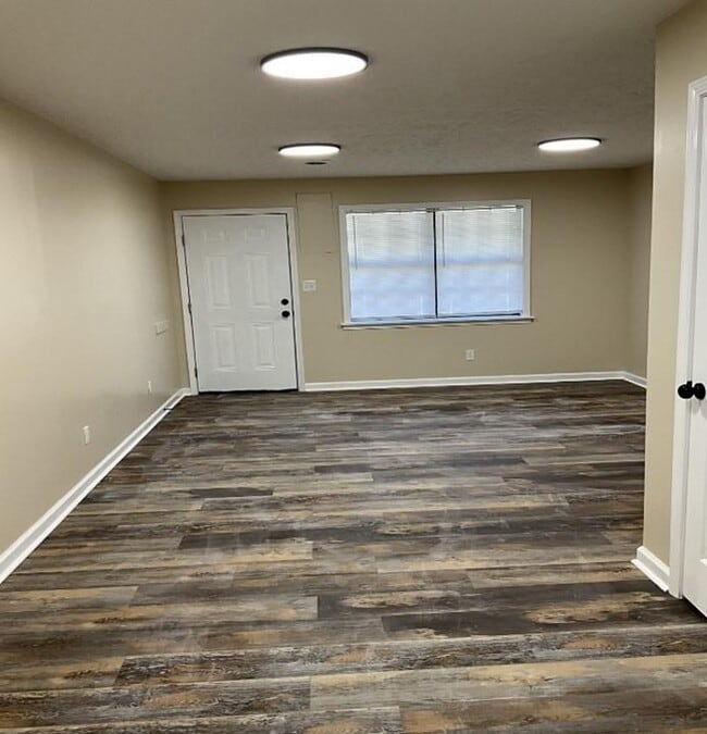 Building Photo - 142 Rushwood Dr