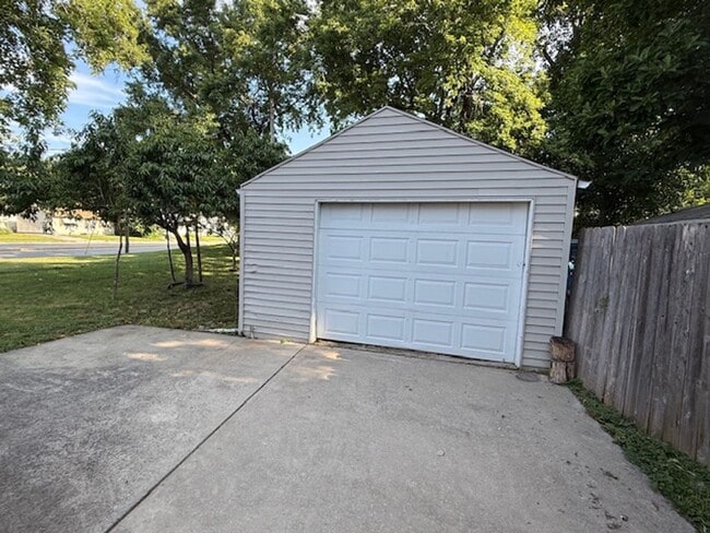 Building Photo - Renovated Single Family Home!