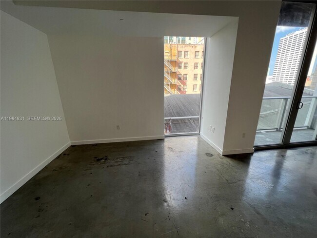 Foto del edificio - 151 SE 1st St