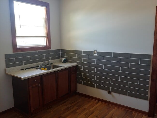 Building Photo - 950 N Mayfield Ave
