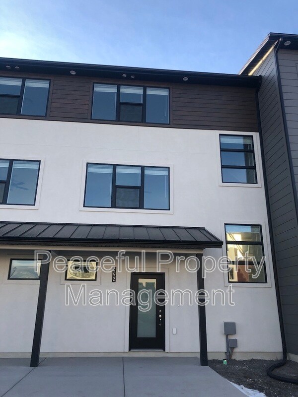 Foto del edificio - 452 Willow Leaf Rd