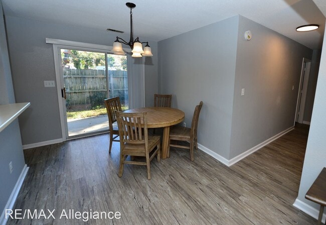 Building Photo - 2 br, 2 bath House - 408 SEA POINTE CT. #101
