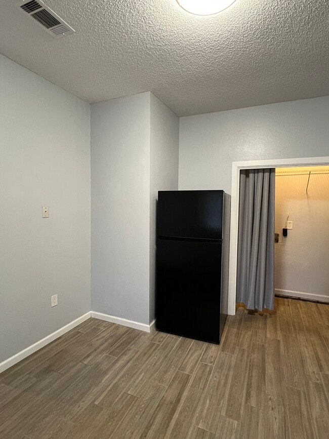 Building Photo - Willow Tree Apartments