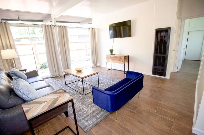 Building Photo - 604 E 8th St