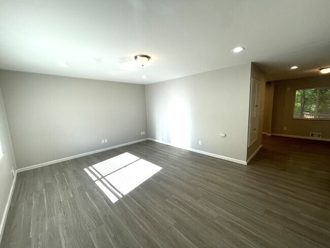 Foto del edificio - 6209 Brooks Dr