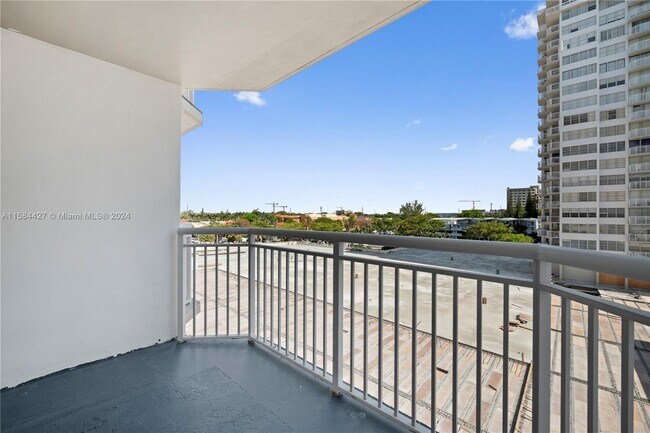 Building Photo - 18031 Biscayne Blvd