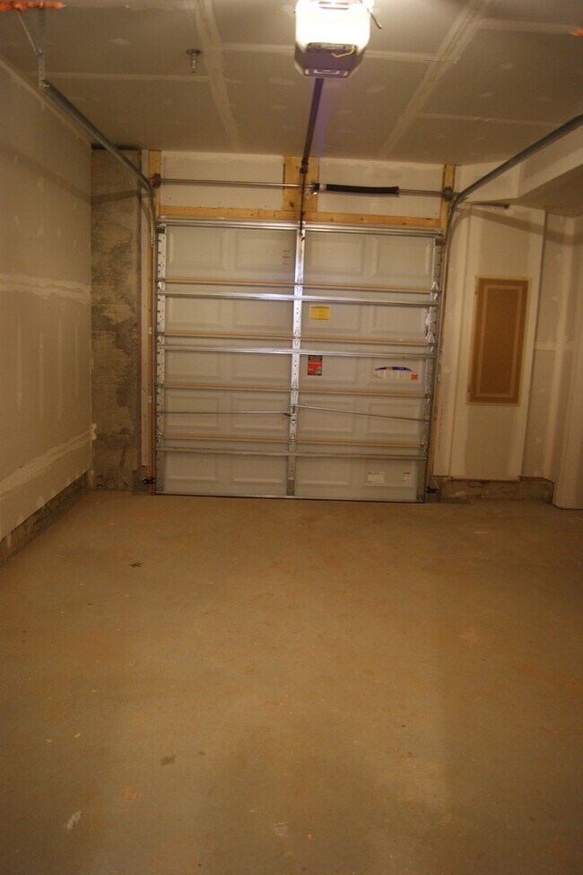 Building Photo - HUGE 3 Bedroom Townhome Near Hopkins in Ea...