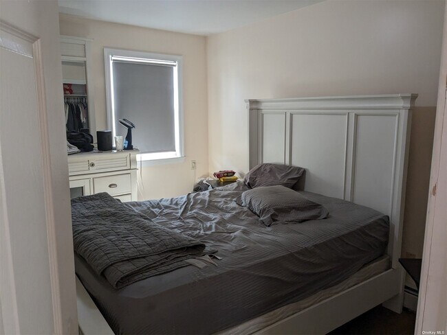 Foto del edificio - 58-75-75 57th Dr