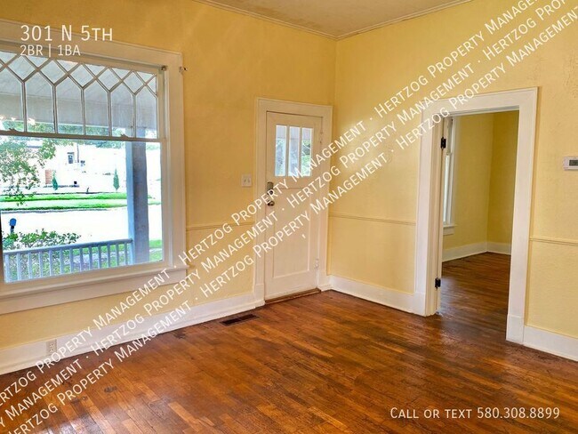 Building Photo - Large 2 bedroom 1 bathroom home on a corne...