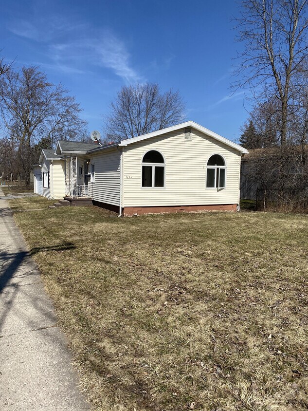 Primary Photo - 652 Longmeadow Rd