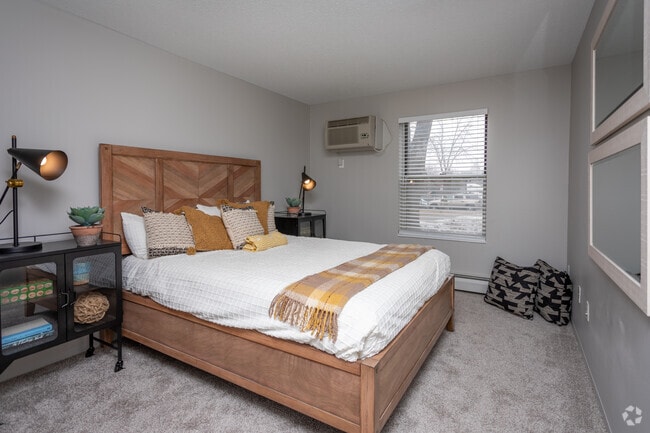 2BR, 2BA - 1,100 SF - Audenn Apartments