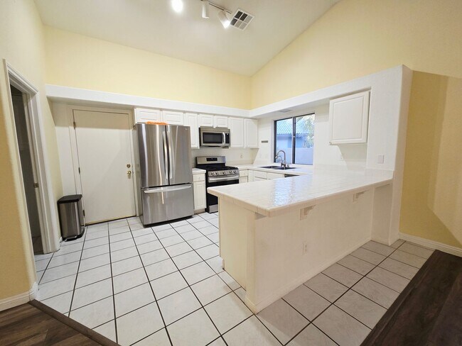 Foto del edificio - BEAUTIFUL 3BD/2BA WITH MANY UPGRADES!