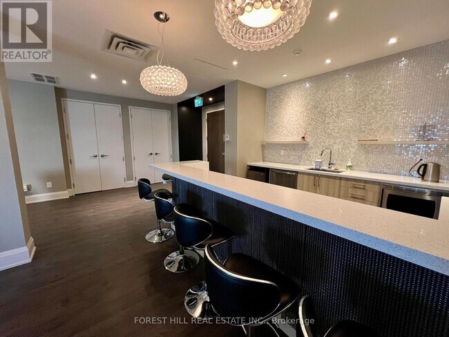 Photo du bâtiment - 15277-15277 Yonge St