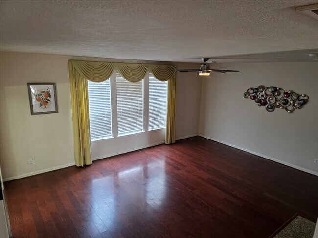 Foto del edificio - 2715 Riverhollow Ln