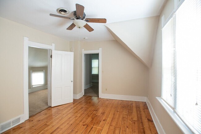 Foto del edificio - 2573 N Bartlett Ave