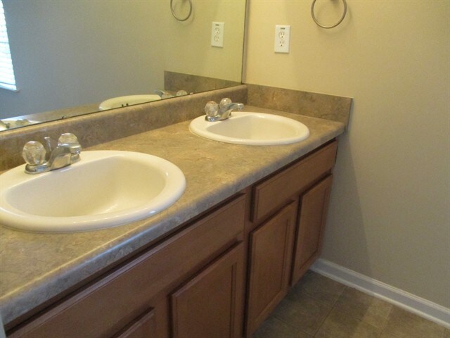 Foto del edificio - 611 Westbury Way