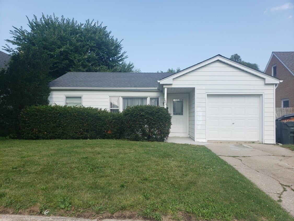 131 N Sumac Ave, Waukegan, IL 60085 House Rental in Waukegan, IL