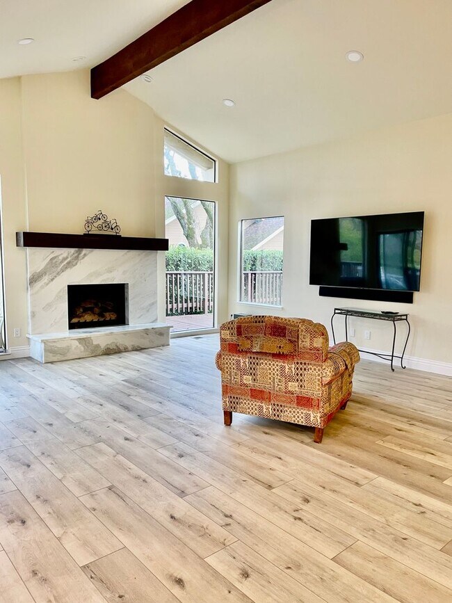 Building Photo - 109 Winding Canyon Ln