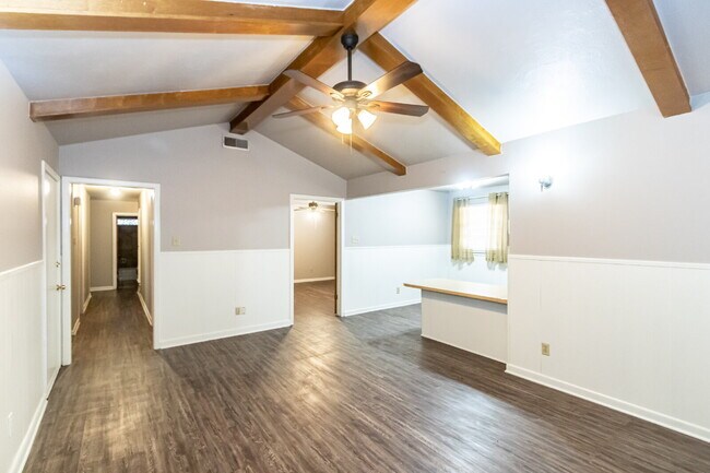 Building Photo - 4 bedroom in central location