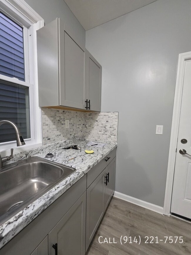 Building Photo - 94 Maple St