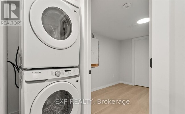 Building Photo - 89 College St E