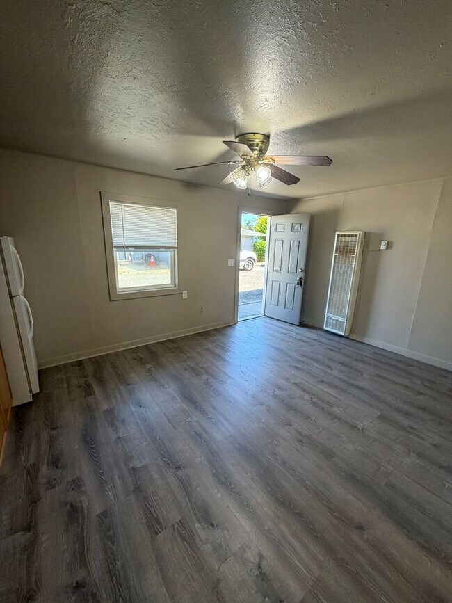 Building Photo - Freshly Updated Single Level One Bedroom Apartment With All Utilities Included!