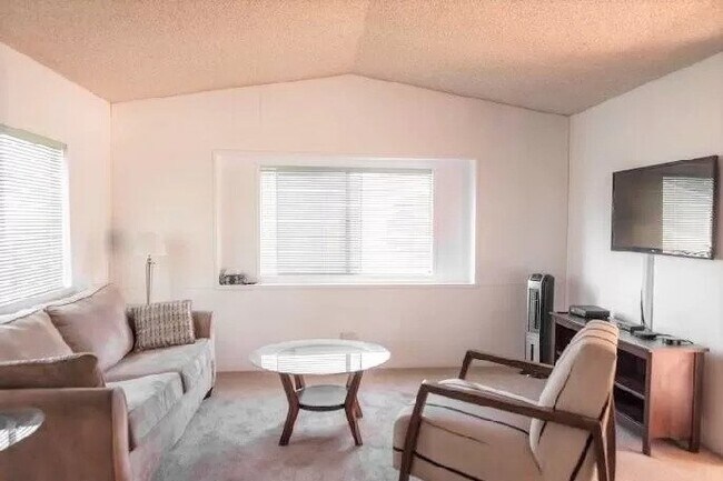 Foto del edificio - 10444 Sherman Grove Ave