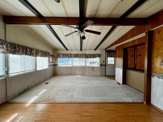 Foto del edificio - Non-Refundable & Security Deposit Total: $1300.00