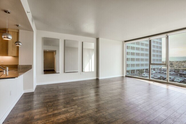 Foto del edificio - Gorgeous 1 Bedroom Condo with Floor to Cei...