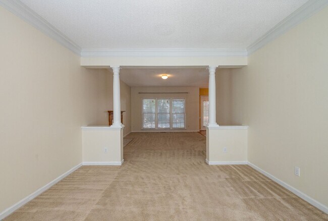 Building Photo - 4 BEDROOM WITH FENCED IN YARD LOCATED IN R...