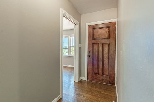 Building Photo - Captivating Spacious House in Aurora!