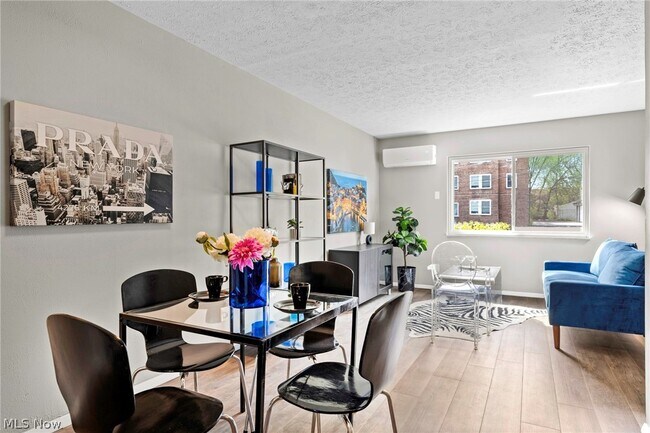 Foto del edificio - 10524 Clifton Blvd