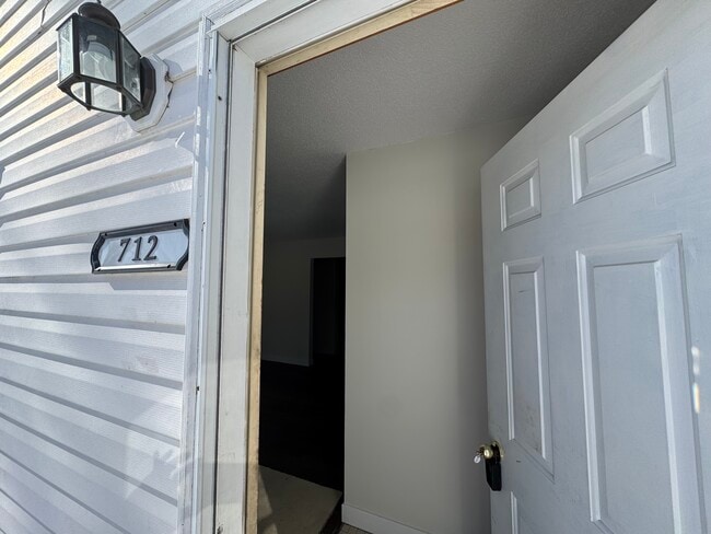 Building Photo - 712 10th St W