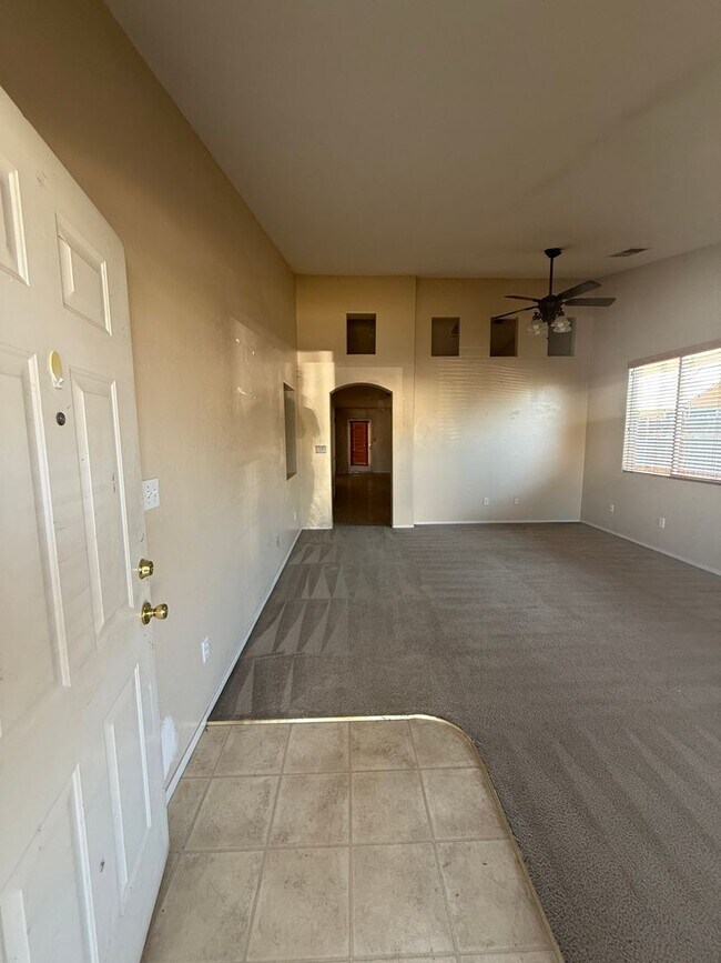 Foto del edificio - Charming 4-Bedroom Home in Emerald Estates