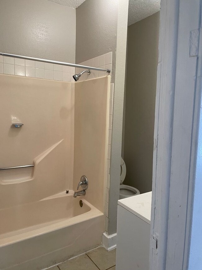 Building Photo - Recently updated, 1 bedroom with office space