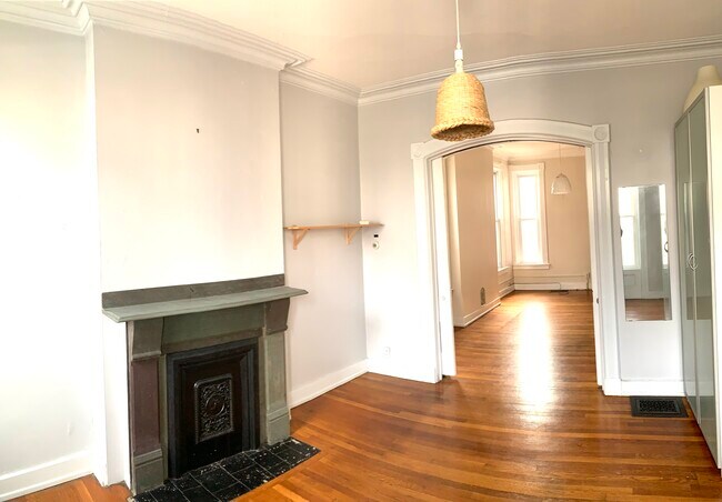 Slate mantle in bedroom - 22 Lyon St