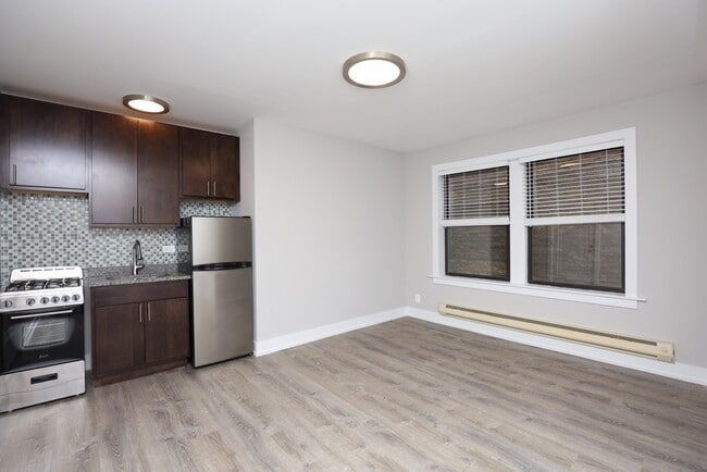 Building Photo - 4551 N Damen Ave