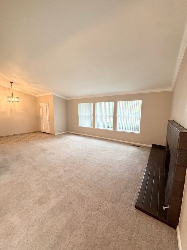 Building Photo - THREE BEDROOM TWO BATH  HOME in the Pocket/Greenhaven Area SEE VIDEO