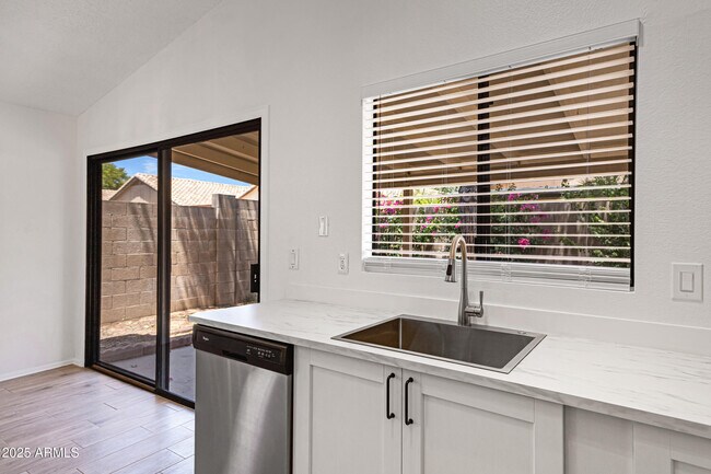Building Photo - 85 S Cypress Ct