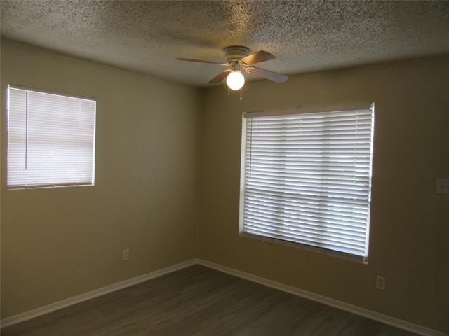Building Photo - 206 Oak St