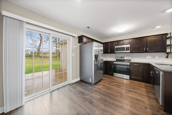 Building Photo - 2 Bedroom Condo For Rent With Community Swimming Pool!