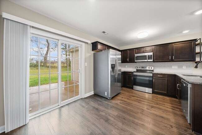 Foto del edificio - 2 Bedroom Condo For Rent With Community Swimming Pool!