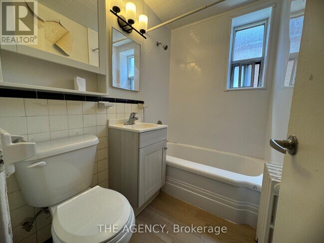Photo du bâtiment - 852-852 Broadview Ave