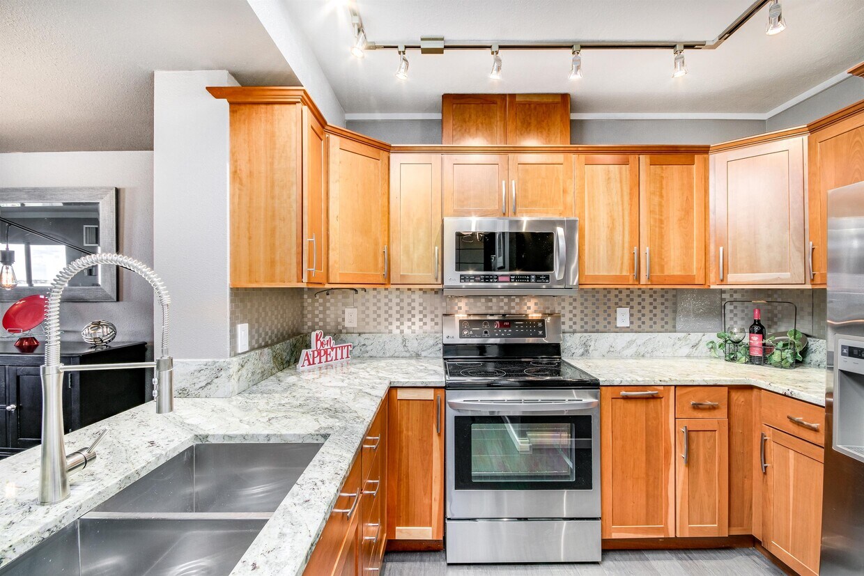 Foto principal - 2880 S Locust St