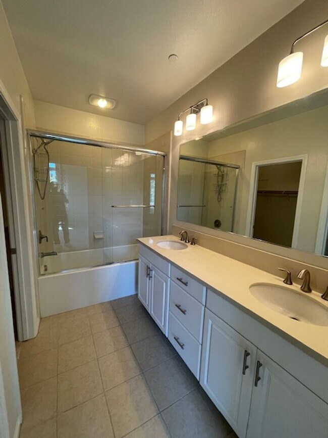 Building Photo - Beautiful 2 bedroom Condo in Irvine